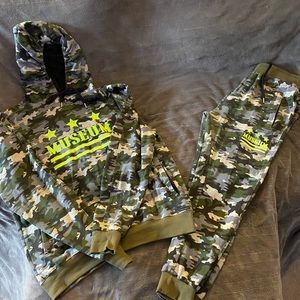 Men’s XL 2 piece Museum Outfit